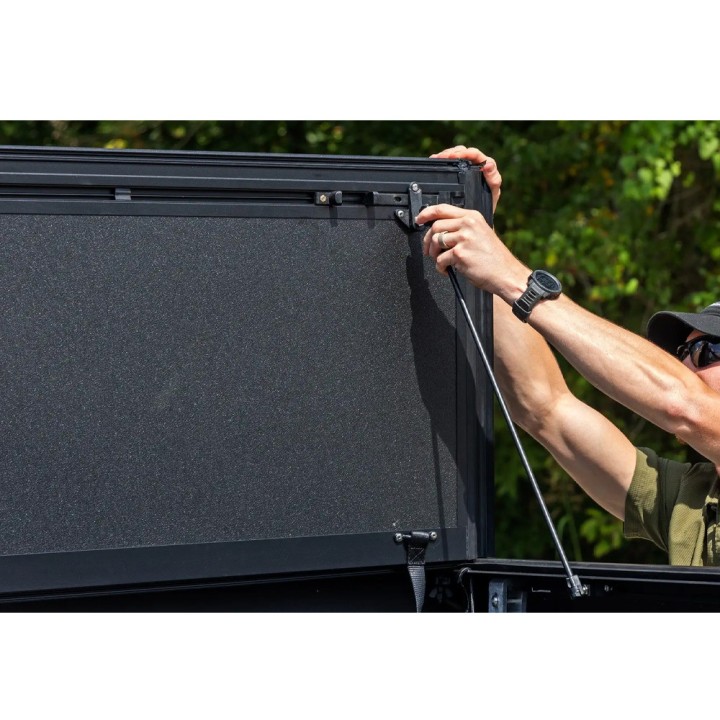 Twarda pokrywa paki tri-fold flip up Rough Country 5'7"