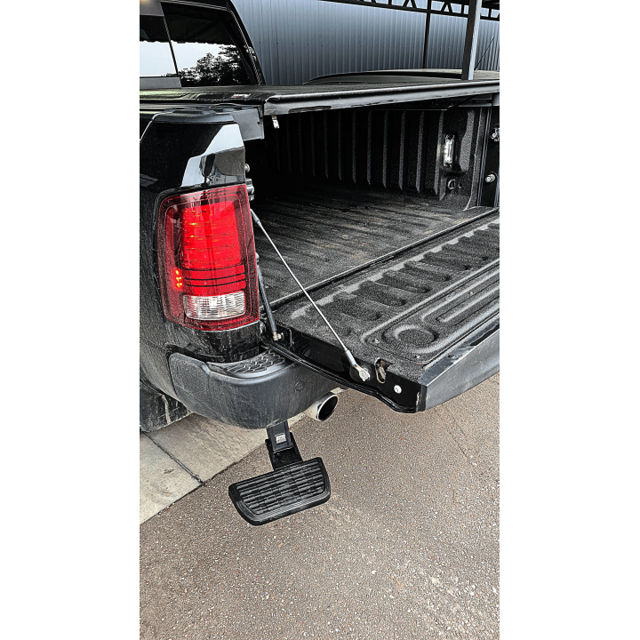 Tylny wysuwany stopień (podwójny wydech) AMP Research - Dodge RAM 1500 09-18