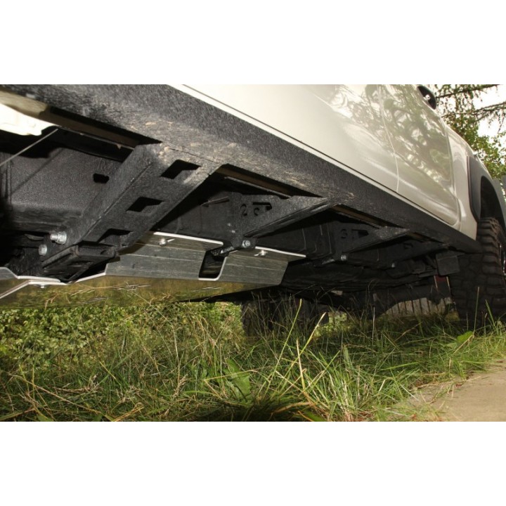 Progi boczne Toyota Hilux REVO 2020+