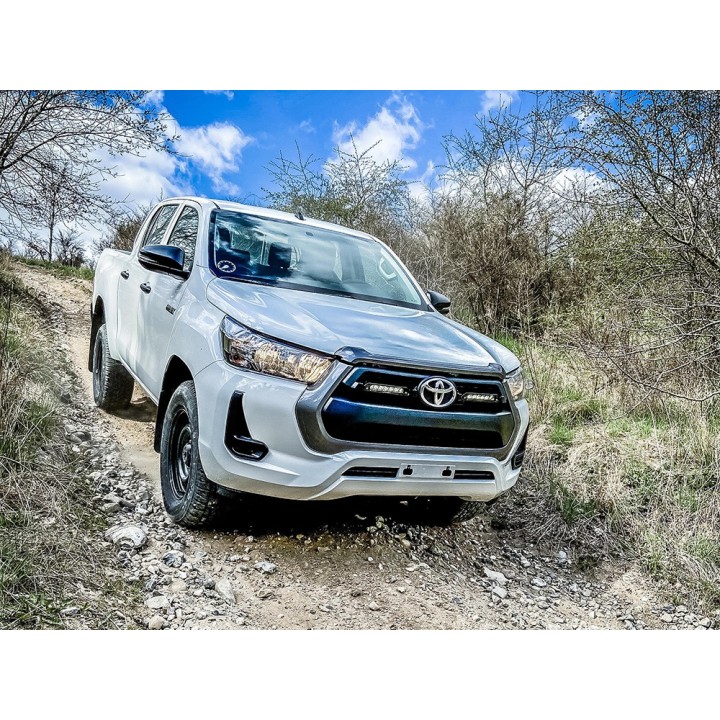 Zestaw dwóch lamp LAZER Linear 6 Elite z systemem montażu w fabrycznym grillu - Toyota Hilux (2021 -) - ujęcie 3
